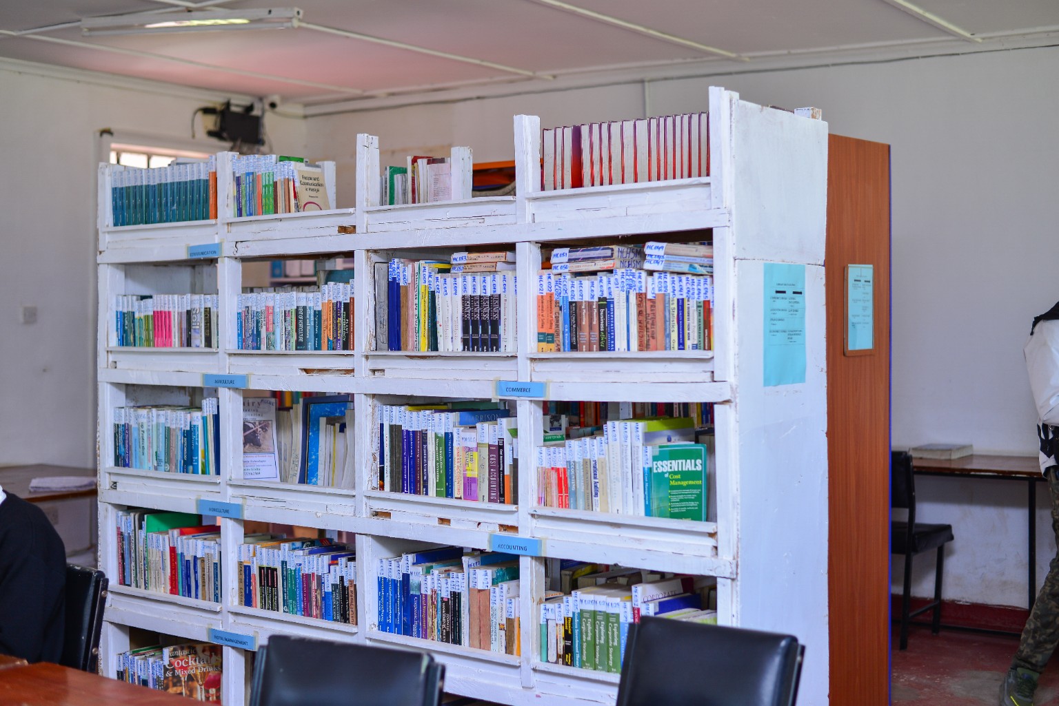 Bookshelves and learning resources in the college library